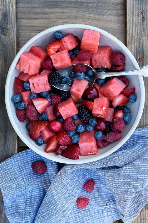 Easy Patriotic Recipes Celebrating the Red White and Blue - 31 Daily Watermelon Fruit Salad, Easy Fruit Salad Recipes, Sommer Mad, Beach Snacks, Resep Smoothie, Fruit Salad Easy, Resep Diet, Makanan Diet, Fruit Salad Recipes