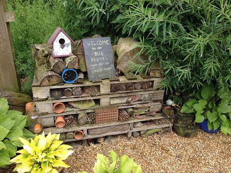 Sensory Garden Ideas, Bug Habitat, School Outdoor Area, Eyfs Outdoor Area, Preschool Garden, Outdoor Learning Spaces, Forest School Activities, Bug Hotel, Nature School