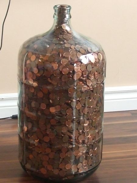 Imagine you had half a jar like this one filled with dimes, pennies, quarter, nickles and dollars "Oh MY' Here's my coin story... Penny Jar, Money Saving Jar, Saving Coins, Change Jar, Coin Jar, Saving Money Chart, Money Chart, Money Saving Methods, Whatsapp Wallpaper Cute