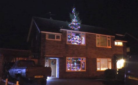 26ft Christmas tree that seems to go right through a 18ft house. Yes, that’s what Colin Furze did for Christmas 2018. Colin Furze, Picture Boards, Memes Of The Day, Merry Christmas To All, Best Funny Pictures, A Tree, Cool Photos, Funny Gif, Funny Pictures