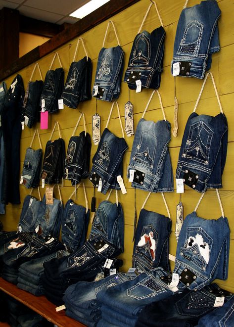 Jeans Display, Denim Display, Clothing Store Displays, Clothing Store Interior, Clothing Store Design, Store Design Boutique, Window Display Design, Boutique Display, Clothing Displays