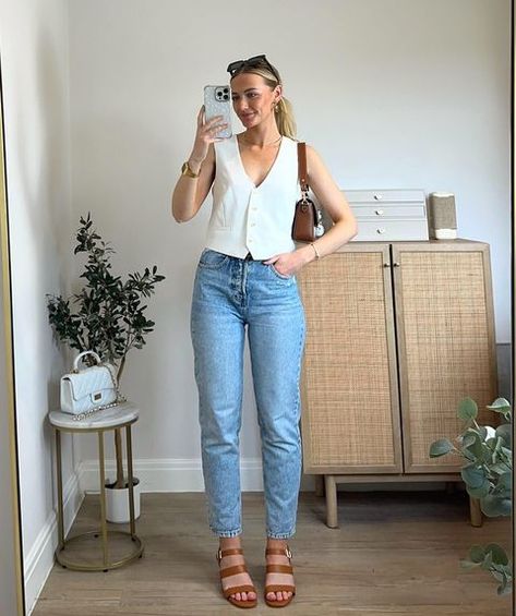 Emily James (@itsemilyjames) • Fotos e vídeos do Instagram Wear To Work Summer Outfits, Summer Work Outfits Jeans, Jean Casual Outfit, Becky Core, Mom Jeans Fashion, Chic Mom Outfits, Jeans Reto, Waistcoat Outfit, Mom Fits