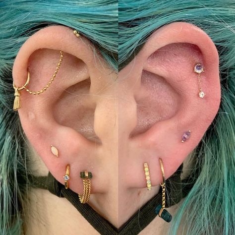 Cassi Lopez-March on Instagram: “chains, dangles and color...but make it look balanced and stylish. I gotchu✨ OG industrial piercing was done by the wonderful @dustin143 ❤️…” Ear Curation Ideas Gold, Industrial Piercing Cute, Industrial Piercing Ideas, Gold Industrial Piercing, Industrial Piercings, Ear Styling, Ear Curation, Ear Peircings, Industrial Piercing Jewelry