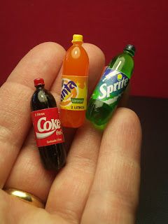 Minis de botellas de refrescos | Mi cambalache Miniture Food, Tiny Stuff, Dollhouse Miniature Tutorials, Mini Stuff, Miniature Things, Doll House Crafts, Barbie Doll House, Miniatures Tutorials, Mini Things