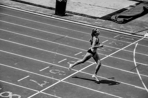 Running Black And White, Winning Motivation, Track Season, Running Inspo, Running Aesthetic, Track Pictures, Running Photos, Track Star, Track And Field Athlete