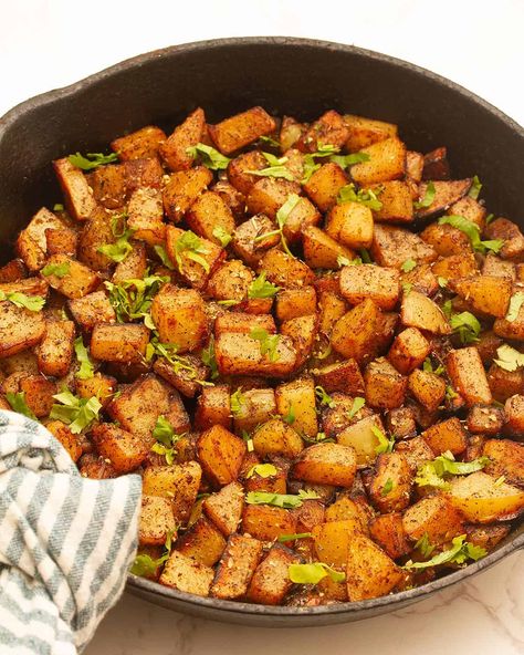 Crispy Mexican Potatoes - The Daily Dish Mexican Fried Potatoes, Fiesta Potatoes, Fish Pie Recipe, Mexican Potatoes, Make Taco Seasoning, Vegetarian Eating, Broccoli And Potatoes, Hispanic Recipes, Vegetarian Mexican