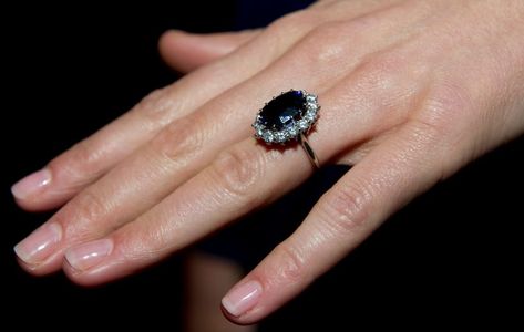 Princess Diana's Engagement Ring: Its History and Why It's Controversial Kate Middleton Ring, Kate Middleton Engagement Ring, Princess Diana Engagement Ring, Kate Middleton Jewelry, Diana Engagement Ring, Famous Engagement Rings, Royal Engagement Rings, Princess Diana Ring, Duchesse Kate