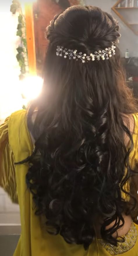 Mid Partition Hairstyle Indian, Sadi Hairstyles Simple Open Hair, Open Hairstyles Straight Hair, Free Hair Hairstyles For Saree, Reception Hairstyle, Engagement Hairstyle, Hairstyle References, Simple Elegant Hairstyles, Hairstyle Indian