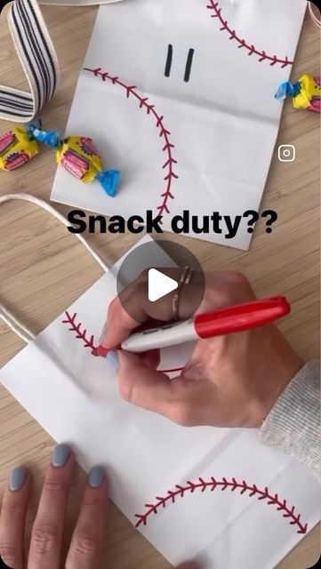 l i n z y ✌🏼 on Instagram: "Sports are back in session so here’s a fun way to bag those snacks if you want to be a little extra for snack duty! Also fun for a coach! 🏈⚾️ 🏐 ⚽️ 🥎" Diy Football Goodie Bags, Tball Snack Ideas Goodie Bags, Baseball Party Snacks Ideas, Snack Bags For Kids After Game, Fun Baseball Snacks, Baseball Birthday Goodie Bag Ideas, T Ball Goodie Bag Ideas, Baseball Donut Ideas, Softball Food Travel