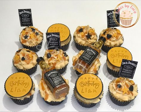 Jack Daniels cupcakes Male Birthday Party Ideas, Jack Daniels Cupcakes, Alcohol Infused Desserts, Laal Maas, Infused Desserts, Jack Daniels Cake, 26 Birthday Cake, Mead Hall, Whiskey Art