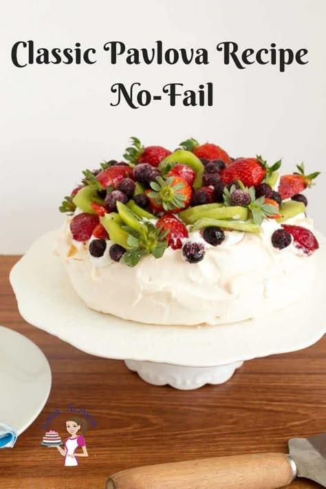 Learn to make the perfect pavlova with my no-fail pavlova recipe topped with whipping cream and fresh fruits. Pavlova Easy, Pavlova Toppings, Preppy Kitchen Recipes, Strawberry Pavlova, Chocolate Pavlova, Pavlova Dessert, Sweet Whipped Cream, Mini Pavlova, Meringue Desserts