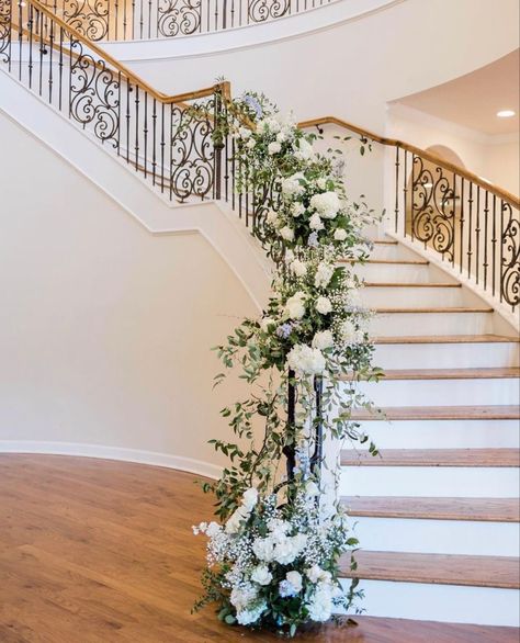 Floral Railing Design Wedding, Decorated Staircase For Wedding, Wedding Flowers Stairs, Flower Staircase Wedding, Flowers On Railing, Wedding Staircase Decoration Railings, Staircase Florals, Wedding Staircase Decoration, Wc Decor