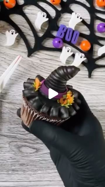 𝐀𝐧𝐠𝐞𝐥𝐚 𝐏𝐫𝐢𝐧𝐚 𝐁𝐥𝐢𝐬𝐬 on Instagram: "Seriously wicked cupcakes 🖤 (oh, and have some cupcake with your frosting 😋) Don’t forget to follow for more Halloween ideas, bc flowers and more! ❤️

A couple pointers:

🧙‍♀️Make sure your buttercream isn’t too stiff/cold for these, especially when piping the hats. 

🧙‍♀️Hold tip 080 slightly above the surface as you pipe the ruffled circle so you don’t pull up the bc when it connects to the other side. Break it off from the tip while it’s just above the surface and let it fall, overlapping slightly. 

🧙‍♀️ I used veggie spaghetti for the pumpkin stems 

Cookies (for a more dimensional brim) @oreo
Piping supplies and tips wilton
Gel color paste @americolor

#HalloweenCupcakes #witchhat #CupcakeVideo #CakeDecorating #FoodArt #Halloween Wicked Cupcakes, Veggie Spaghetti, Witch Cupcakes, Pumpkin Stems, Postres Halloween, Cupcake Videos, Decorated Cupcakes, Halloween Sugar Cookies, Cupcake Decorations