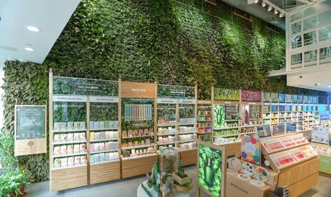 Greenery NYC recently unveiled the city’s largest public living green wall in Korean beauty brand Innisfree’s flagship store in Union Square. Walls Interior Design, Interior Design Retail, Plant Walls, Living Green Wall, Bio Design, Pharmacy Store, Pharmacy Design, Store Design Interior, Wood Interiors