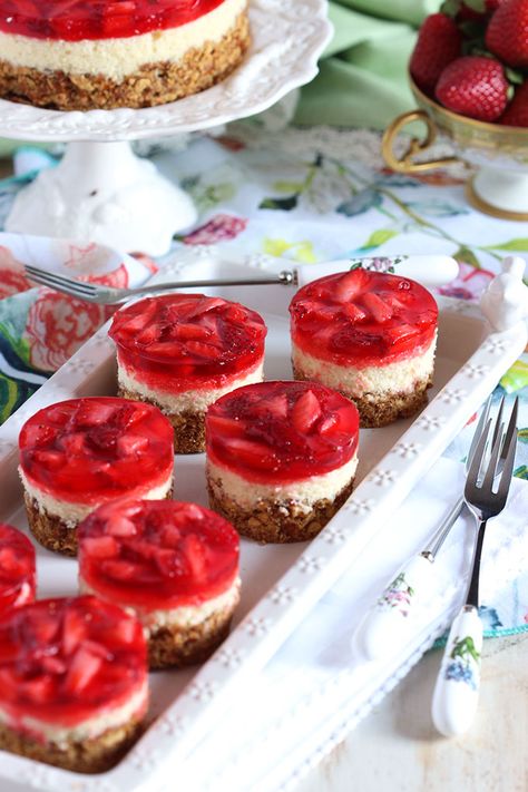 Pretzel Salad Recipe, Strawberry Pretzel Salad Recipe, Pizza Fruit, Strawberry Pretzel Salad, Pretzel Salad, Strawberry Pretzel, Mini Cheesecake Recipes, Dessert Aux Fruits, Mini Cheesecakes