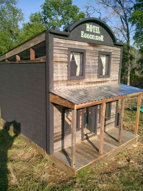 Creative-Chicken-Coops-Designs Fancy Chicken Coop, Reban Ayam, Portable Chicken Coop, Diy Chicken Coop Plans, Chicken Coop Run, Fancy Chickens, Coop Design, Best Chicken Coop, Chicken Coop Designs