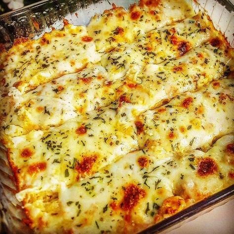 Homemade Cheesy Garlic breadsticks... - Easy Home Recipes | Facebook Low Carb Garlic Breadsticks, Keri Garlic Bread, Keto Cheesy Breadsticks, Low Carb Cheesy Bread, Keto Bread Sticks, Keto Garlic Breadsticks, Keri Recipes, Homemade Cheesy Garlic Breadsticks, Cheesy Garlic Breadsticks