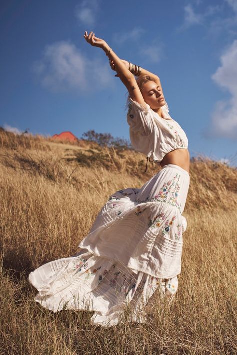 Maya Stepper Chases the Sun in LoveShackFancy Summer '19 Campaign Maya Stepper, Portret Feminin, Boho Photoshoot, Fashion Fotografie, Era Victoria, Mode Editorials, Nature Photoshoot, Outdoor Shoot, Summer Photoshoot