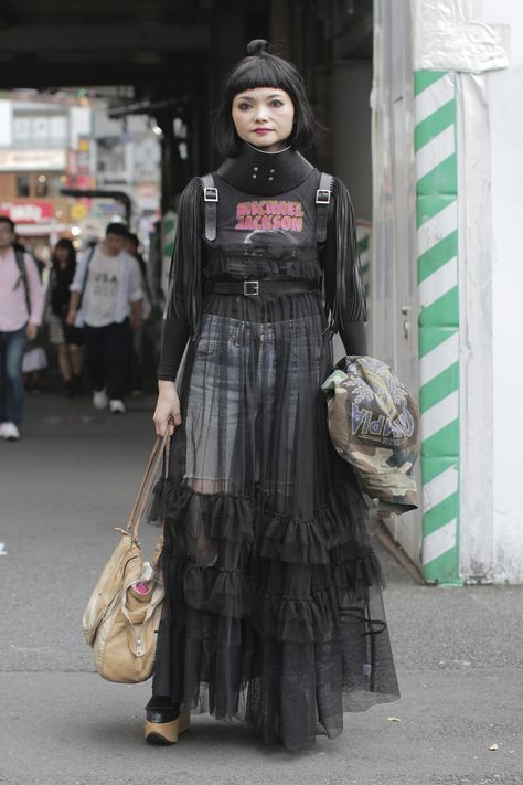 Avant Garde Outfits Street Styles, Mesh Dress Outfit, Outfits For Japan, Punk Street Style, Japan Fashion Street, Tokyo Fashion Week, Street Style Aesthetic, Street Style 2017, Tokyo Street Style