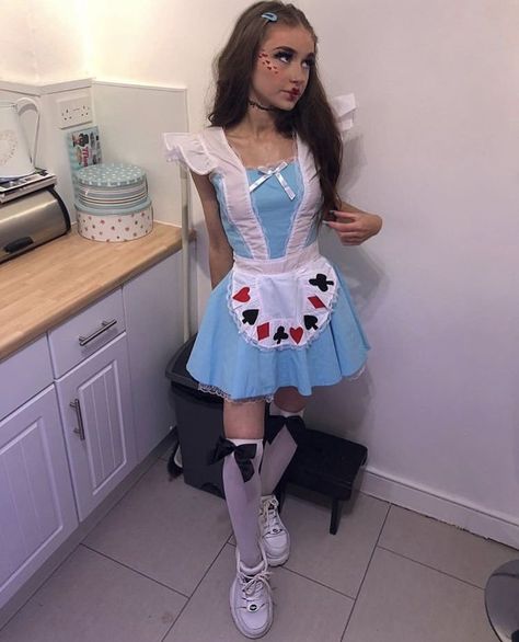 Alice Halloween, Halloween Alice In Wonderland, Alice In Wonderland Outfit, Alice Costume, Hot Halloween Outfits, Hot Costume, Alice In Wonderland Costume, Wonderland Costumes, Pretty Halloween