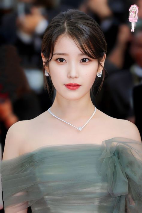 李知恩 IU / Lee Ji Eun Iu Dress, Chaos God, Venus Of Willendorf, Iu Hair, Hairdo Wedding, Hair Braiding, Hair Braids, The Chaos, Bride Hairstyles