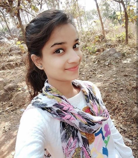 3,105 Likes, 95 Comments - Tulsi (@tulsi_rathod_9) on Instagram Selfie Poses Ideas, Hot Dp, Couple Tattoos Unique, Play Hacks, Sweet Lips, Hand Pic, Village Girl, Female Avatar, Pose Style