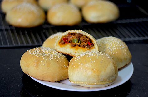 Meat Buns, Stuffed Buns, Meat Bun, Spiced Beef, Bread Art, Bread Bun, Bun Recipe, Meat Pie, Minced Meat