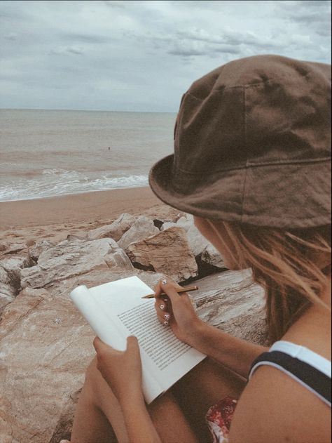 beach read Living Freely Aesthetic, Journaling At The Beach, Beach Study Aesthetic, Business Beach Photoshoot, Beach Business Photoshoot, Beach Lifestyle Photoshoot, Beach Branding Photoshoot, Writer Aesthetic Photography, Bee Vision