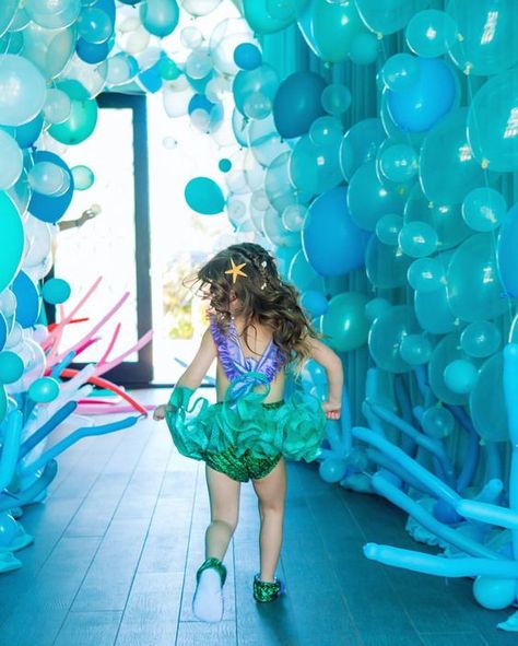 Mermaid Party Balloons | Kim Byers Homemade Fashion, Underwater Party, Ariel Birthday Party, Sea Party Ideas, Dresses Art, Ariel Birthday, Party Fotos, Sea Birthday Party, Mermaid Theme Party