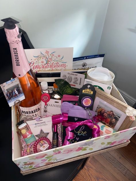 Grad Basket Ideas, Cute Basket Ideas, Grad Gift Basket, High School Graduation Gift Basket, Graduation Gift Baskets, Graduation Gift Basket Ideas, College Graduation Gift Basket, Cheap Graduation Gifts, Bff Graduation Gift