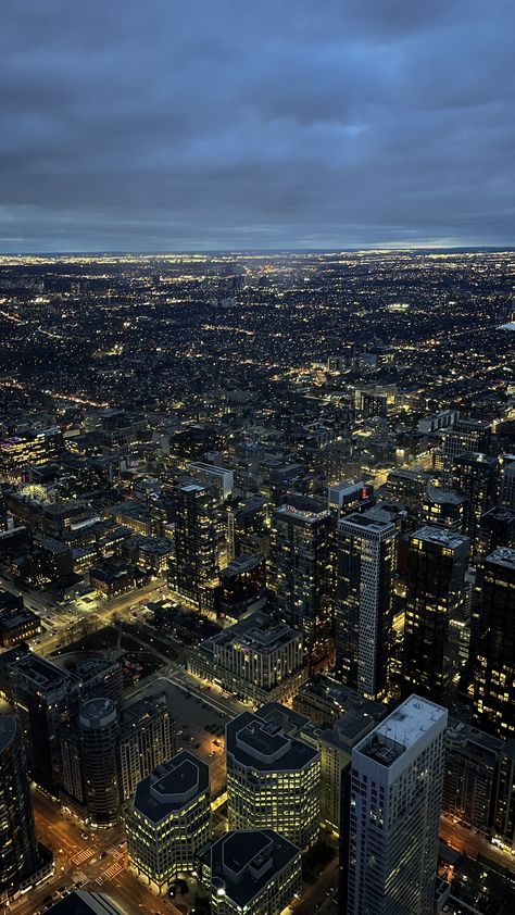 toronto cn tower vue de nuit city at night vision board destination voyage printemps challenge vue aesthetic panoramic photography idée photo destination canada Toronto Aesthetic Winter, Life In Canada, Downtown Toronto Aesthetic, Canada Wallpaper, Canada Life, Toronto Canada Aesthetic, Toronto Aesthetic, Canada Aesthetic, America Aesthetic