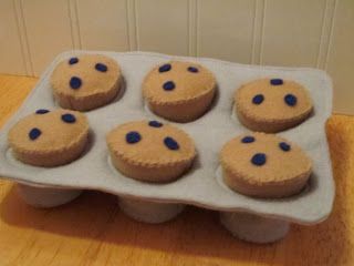 Felt Food Kids!: Do You Know the Muffin Man? Felt Food Mini Muffin... The Muffin Man, Do You Know The Muffin Man, Poppyseed Muffins, Felt Food Diy, Felt Food Patterns, Felt Cupcakes, Felt Cake, Pretend Play Food, Lemon Poppyseed Muffins