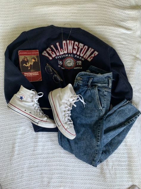 Vintage Streetwear Aesthetic, Dad Core Outfits, Simple Masc Outfits, College Boy Outfits, Shirt Over Sweater, Soft Masc Outfits For Women, Outfits With White Converse, Masc Outfit Ideas, White Converse Outfit