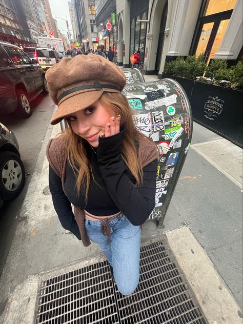 Chic Hat Outfits, Hat Outfits Aesthetic, Newsboy Hat Outfit Summer, Biker Hat Outfit, Downtown New York Aesthetic Outfits, Newsboy Hat Outfit Aesthetic, Fall Hats 2023, Messenger Hat Outfit, Paper Boy Hat Women Outfit