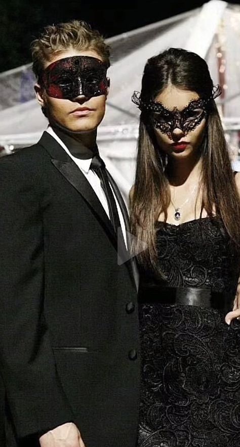 Mascarade Costume, Masquerade Couple, Masquerade Party Outfit, Masquerade Outfit Ideas, Vampire Diaries Costume, Masquerade Ball Outfits, Masquerade Halloween Costumes, Masquerade Outfit, Halloween Parejas