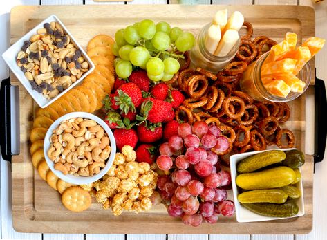 Movie Platter, Snacks Board, Movie For Kids, Inexpensive Snacks, Popcorn Movie, Platter Board, Healthy Snacks To Make, Family Snacks, Watching A Movie