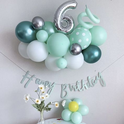 Mini Garland Balloon, Mint Green Birthday, Mini Balloon Garland, Flower Balloons Diy, Baloon Garland, Birthday Board Diy, Flower Balloons, Mini Garland, Birthday Decorations At Home