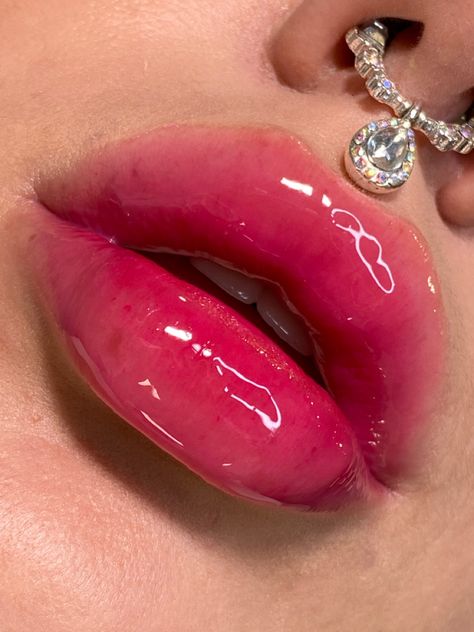 2023 Lip Trends, Cherry Lips Aesthetic, Juicy Lips Makeup, Lip Stain Aesthetic, Juicy Lips Drawing Reference, Lip Beauty Mark, Two Tone Lips, Lip Gloss Juicy, Pink Glossy Lips