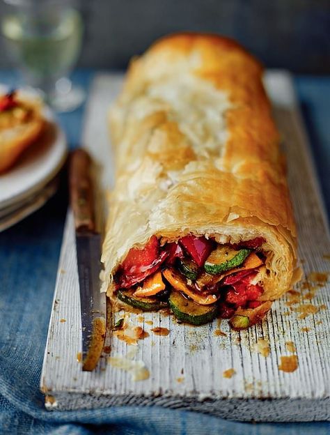 Vegetable Strudel, Arabisk Mad, Vegetarian Christmas, Vegetarian Cooking, Idee Pasto Sano, Veggie Dishes, Save The Day, Food Festival, Vegan Dinners