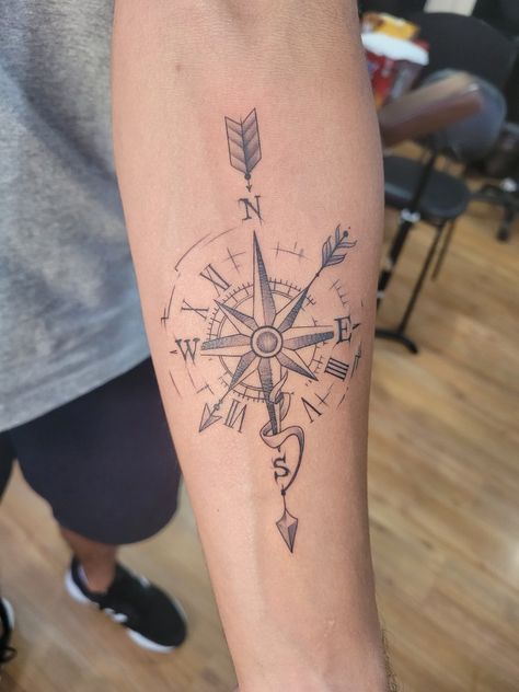 Tatuagem de rosa dos ventos com uma flecha e detalhes de relogio com numeros romanos Compass Roman Numeral Tattoo, Compas Tattoo, Small Compass Tattoo, Unique Wrist Tattoos, Wrist Tattoo Ideas, Wrist Tattoo Designs, Sketch Style Tattoos, Roman Numeral Tattoos, Wrist Tattoo