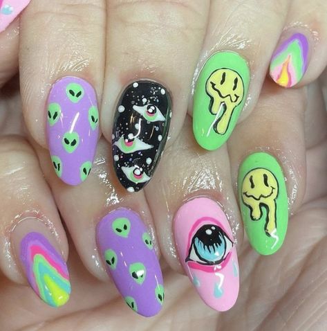 Alien smileys face gel nails Alien Nails Design Short, Alien Halloween Nails, Fun Gel Nail Designs, Alien Theme Nails, Trippy Smiley Nails, Nail Designs Trippy, Short Trippy Nails, Alien Manicure, Alien Acrylic Nails