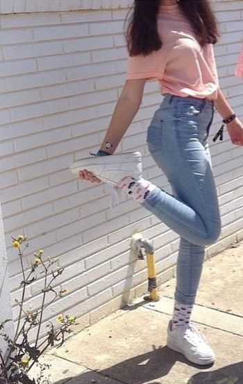 Pale pink t-shirt, high-waisted light wash skinny jeans, white sneakers Pink Tshirt Outfit, Jeans White Sneakers, Full Sleeve Tshirt, Light Jeans, Classy Photography, Pink T Shirt, Light Blue Jeans, Pink Tee, Jeans White