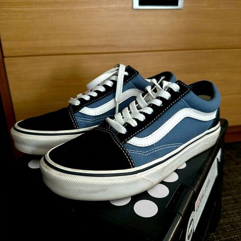 black and blue vans Black And Blue Vans, Vans Blue Outfit, Vans Azul, Vans Painted, Low Top Vans, Vans Outfit, Blue Vans, Vans Blue, Spring Fits