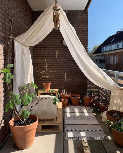 Klein Balkon Decor, Tiny Patio, Balcon Mic, Spending Time Outside, Living Apartment, Apartment Decor Ideas, Patio Decor Ideas, Balkon Decor, Apartment Hacks