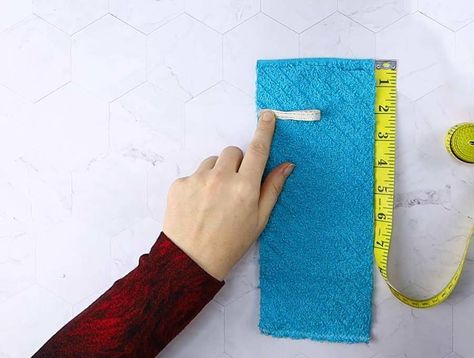 Diy Soap Saver, Soap Holder Diy, Diy Soap Pouches, Diy Bath Mat, Diy Soap Holder, Hello Sewing, Soap Suds, Soap Pouches, Bar Soap Holder