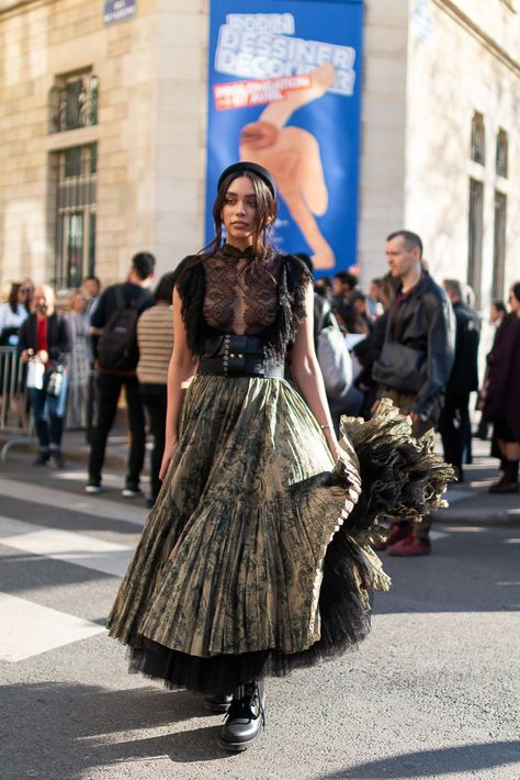 Janice Joostema at DIOR #PFW #DIOR #STREETSTYLE #JANICEJOOSTEMA Captured by Le Click Race Dress, Dior Street Style, Drama Clothes, Janice Joostema, Zimmerman Dress, Dresses For The Races, Color Blocking Outfits, Aesthetic Outfit Ideas, Eve Outfit