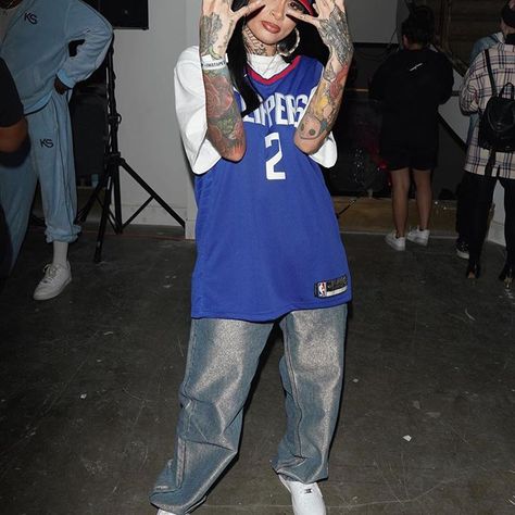 Y2k Basketball Jersey Outfit, 2000s Fashion Outfits Party Men, Jersey Outfit Y2k, Early 2000s Jersey Outfit, Throwback 2000s Outfit, Throwback Jersey Outfit, Girls Dressing As Guys, 2000s Jersey Outfit, 2000s Fashion Jersey