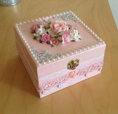 Handmade shabby chic trinket box.....(sweeeet...i love the contrast in details against the wood.)... Shabby Chic Decorating, Shabby Chic Boxes, Kraf Kertas, Decoration Shabby, Quilled Creations, Shabby Chic Living, Shabby Chic Living Room, Decor Shabby Chic, Shabby Chic Interiors