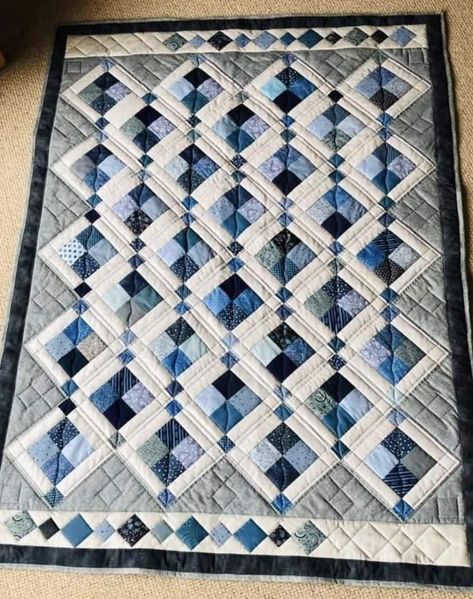 Chandelier Quilt, Blue Quilt Patterns, Colchas Quilting, Charm Square Quilt, Patchwork Quilting Designs, Perfect Job, Two Color Quilts, Quilting Designs Patterns, Scrappy Quilt Patterns