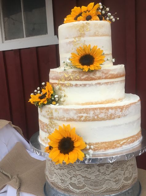 Sunflower naked wedding cake Sunflower Wedding Cake, Sunflower Wedding Decorations, Rustic Sunflower Wedding, Sunflower Party, Country Wedding Cakes, Sunflower Themed Wedding, Sunflower Baby Showers, Sunshine Birthday, Amazing Wedding Cakes